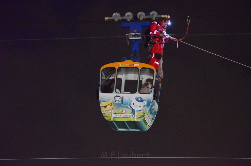 Einsatz BF Hoehenretter Koelner Seilbahn Hoehe Zoobruecke P2350.JPG